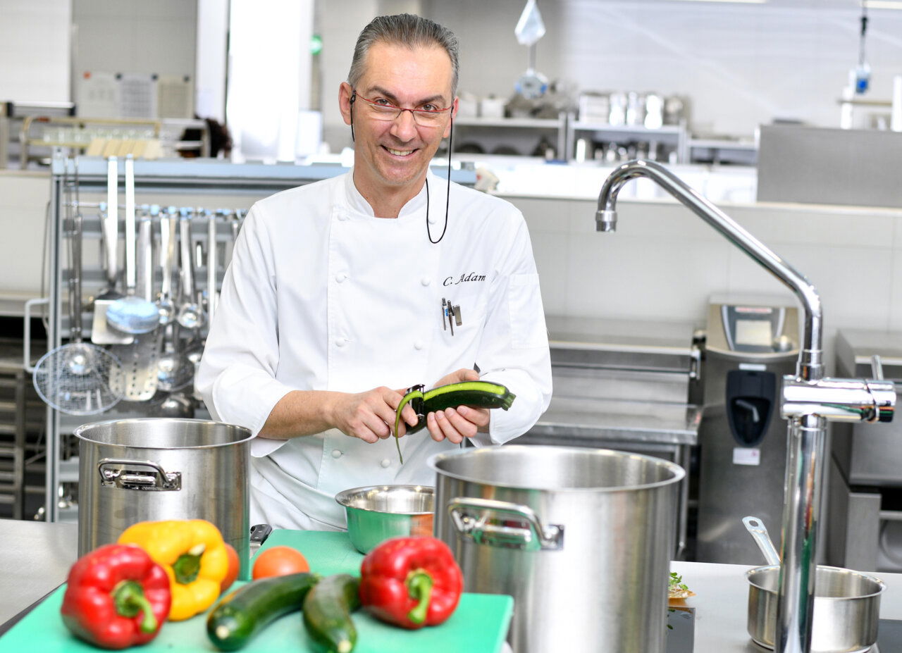 Adam, Küchenchef