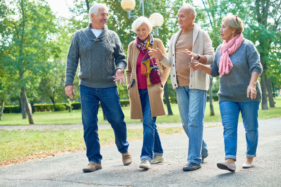 Ältere Menschen laufen im Park