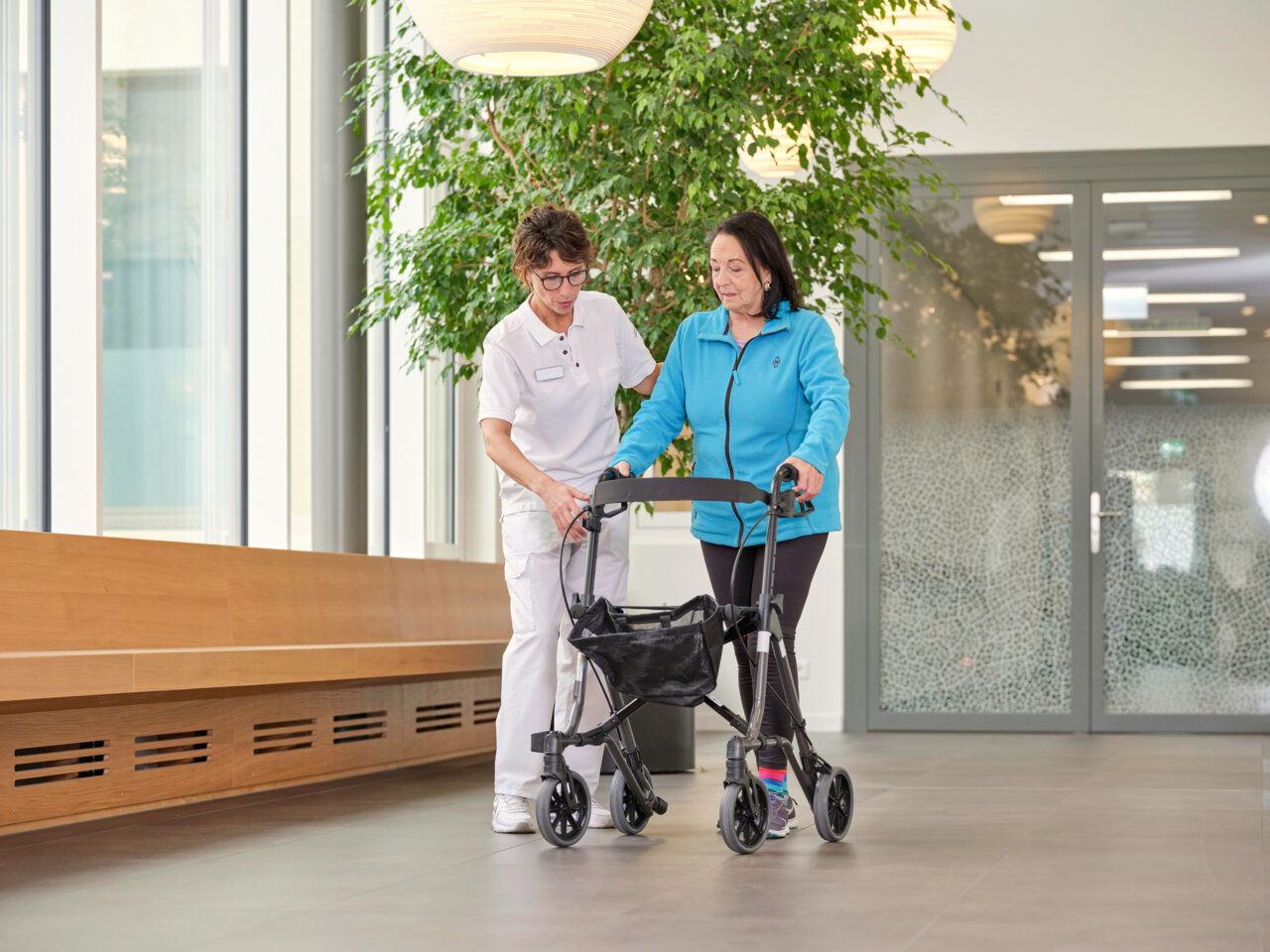 Physiotherapeutin lauft mit Patientin