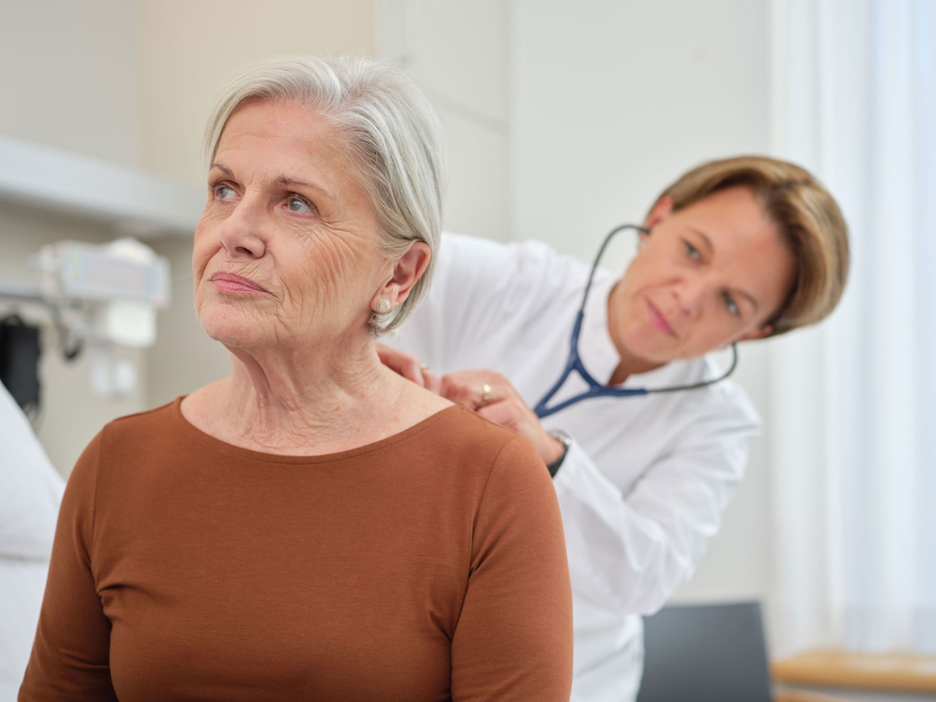 Ärztin mit Patientin